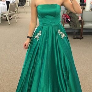 Sherri Hill Emerald Green Ballgown, size 2